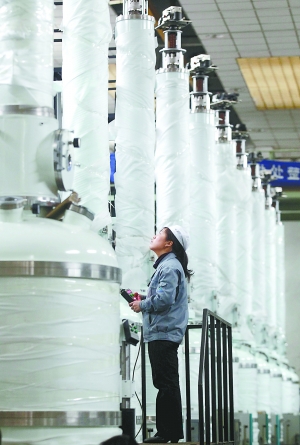 图为京仪集团单晶炉生产线