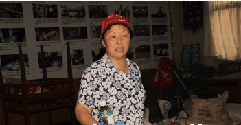 田妈妈在讲她采集的水污染的水样