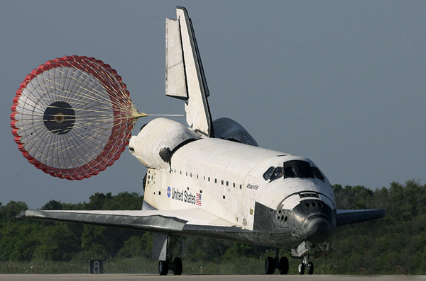 当时时间5月26日上午8点48分,美国航天飞机“亚特兰蒂斯”号顺利降落在佛罗里达州肯尼迪航天中心。