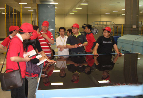 环鄱阳湖自行车大型采访报道组成员在赛维百世德公司生产车间采访。