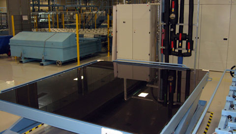 赛维百世德公司生产的高科技薄膜太阳能电池玻璃样品。